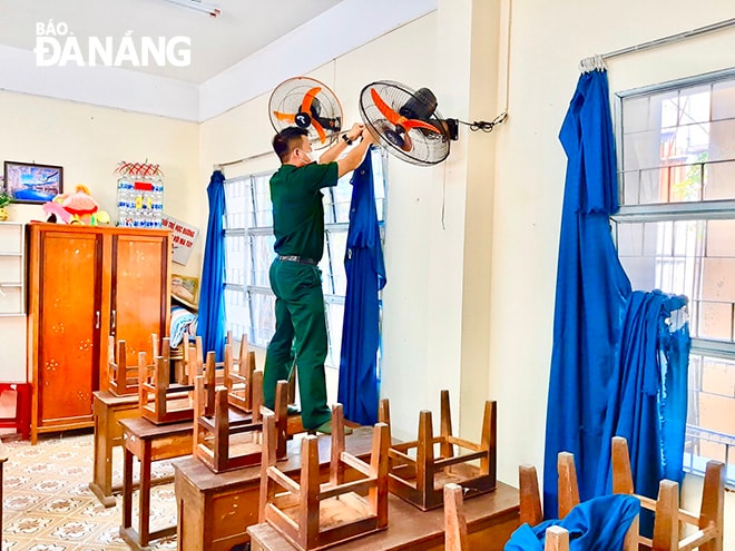 Phụ huynh Trường tiểu học Võ Thị Sáu đến hỗ trợ cùng nhà trường dọn dẹp vệ sinh, trang trí trường lớp. Ảnh: N.P