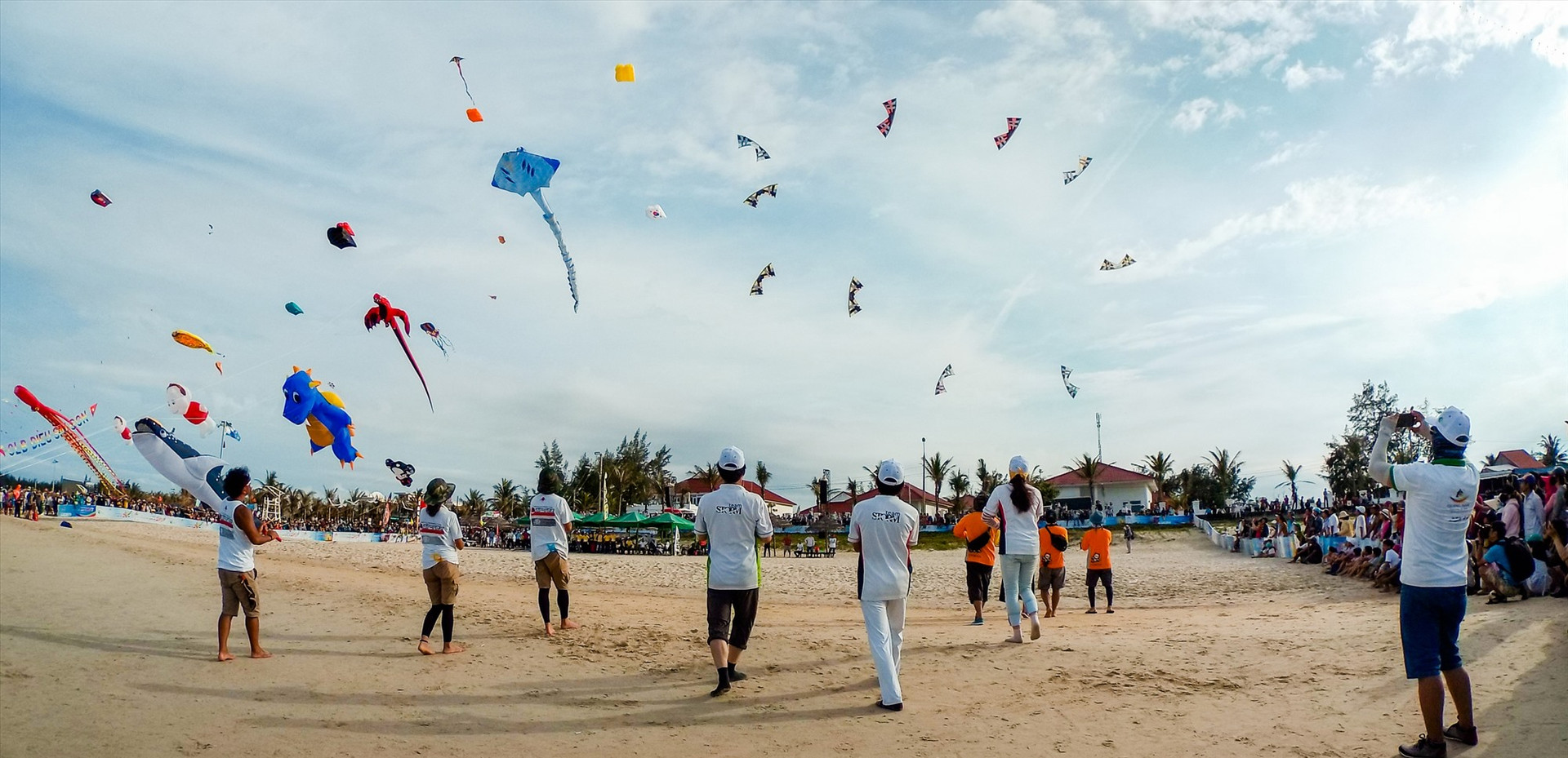 Thế mạnh quan trọng bậc nhất của Quảng Nam là bờ biển dài và đẹp, do đó trong quy hoạch cần chú ý đảm bảo môi trường để thu hút khách du lịch đến tham quan và nghỉ dưỡng. TRONG ẢNH: Festival Diều quốc tế diễn ra vào năm 2017 ở bãi biển Tam Thanh (Tam Kỳ).Ảnh: PHƯƠNG THẢO