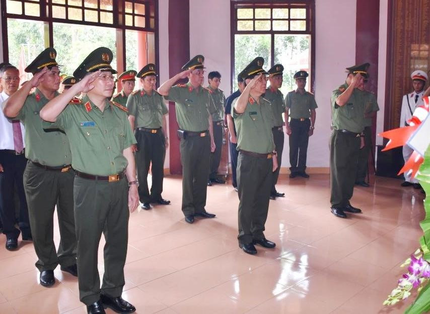 1. Thứ trưởng Nguyễn Văn Sơn cùng đoàn công tác tưởng niệm các Anh hùng liệt sĩ An ninh khu 5