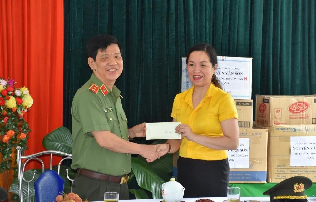 3. Thứ Trưởng Nguyễn Văn Sơn trao tặng 50 triệu đồng của Bộ Công an cho thầy cô và học sinh trường 19.8