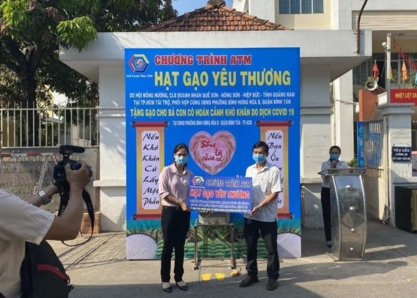 Chương trình ATM Hạt gạo yêu thương do CLB doanh nhân Quế Sơn - Nông Sơn - Hiệp Đức tổ chức tại TP.Hồ Chí Minh. Ảnh: VÕ CÔNG KHANH