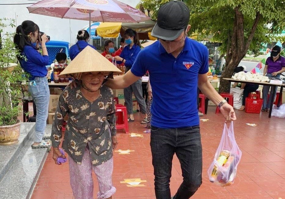 Người dân khối phố Cẩm Sa (phường Điện Nam Bắc, thị xã Điện Bàn) tham gia “Phiên chợ 0 đồng”. Ảnh: N.Trang