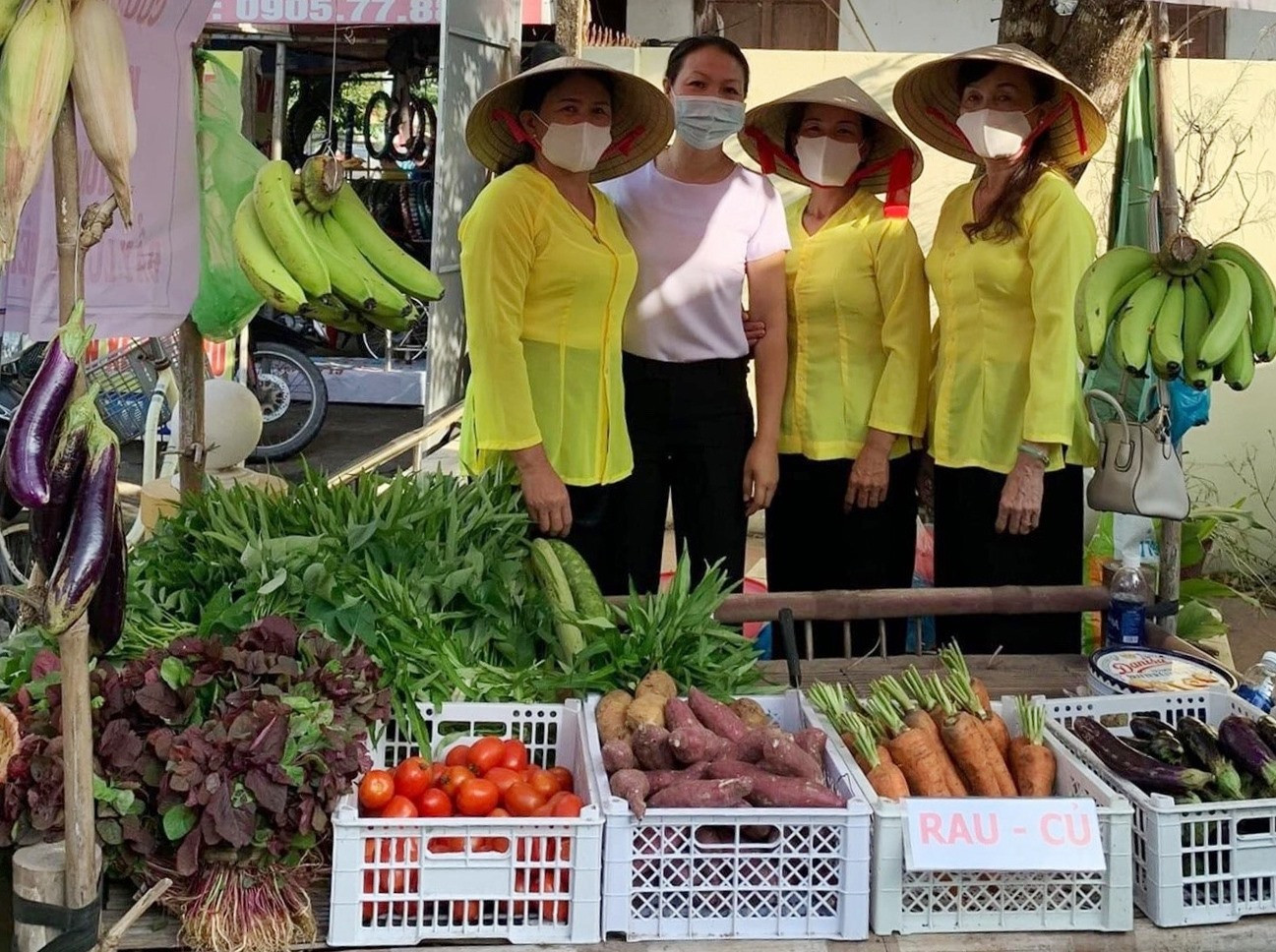 Chi hội Phụ nữ khối phố Cẩm Sa tham gia tổ chức “Phiên chợ 0 đồng“. Ảnh: N.Trang