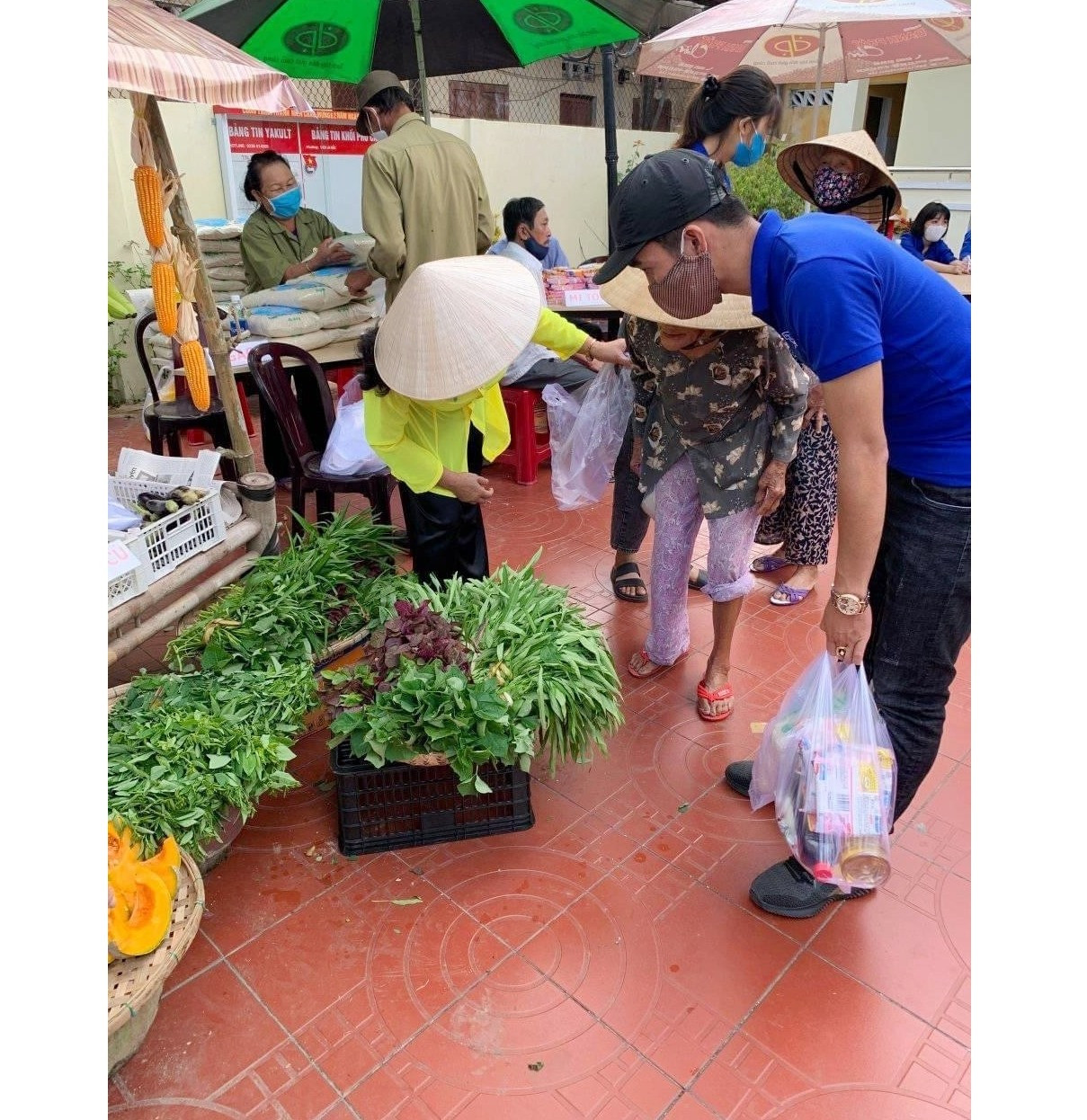 Người dân khối phố Cẩm Sa (phường Điện Nam Bắc, thị xã Điện Bàn) tham gia “Phiên chợ 0 đồng”. Ảnh: N.Trang