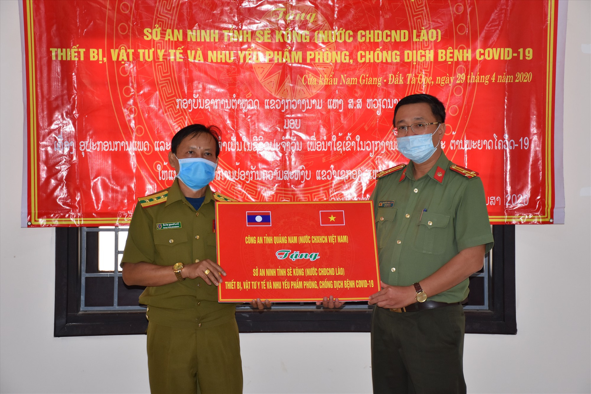 Thượng tá Nguyễn Thành Long. Phó giám đốc Công an tỉnh Quảng Nam tặng quà cho Sở An ninh tỉnh Sê Kông