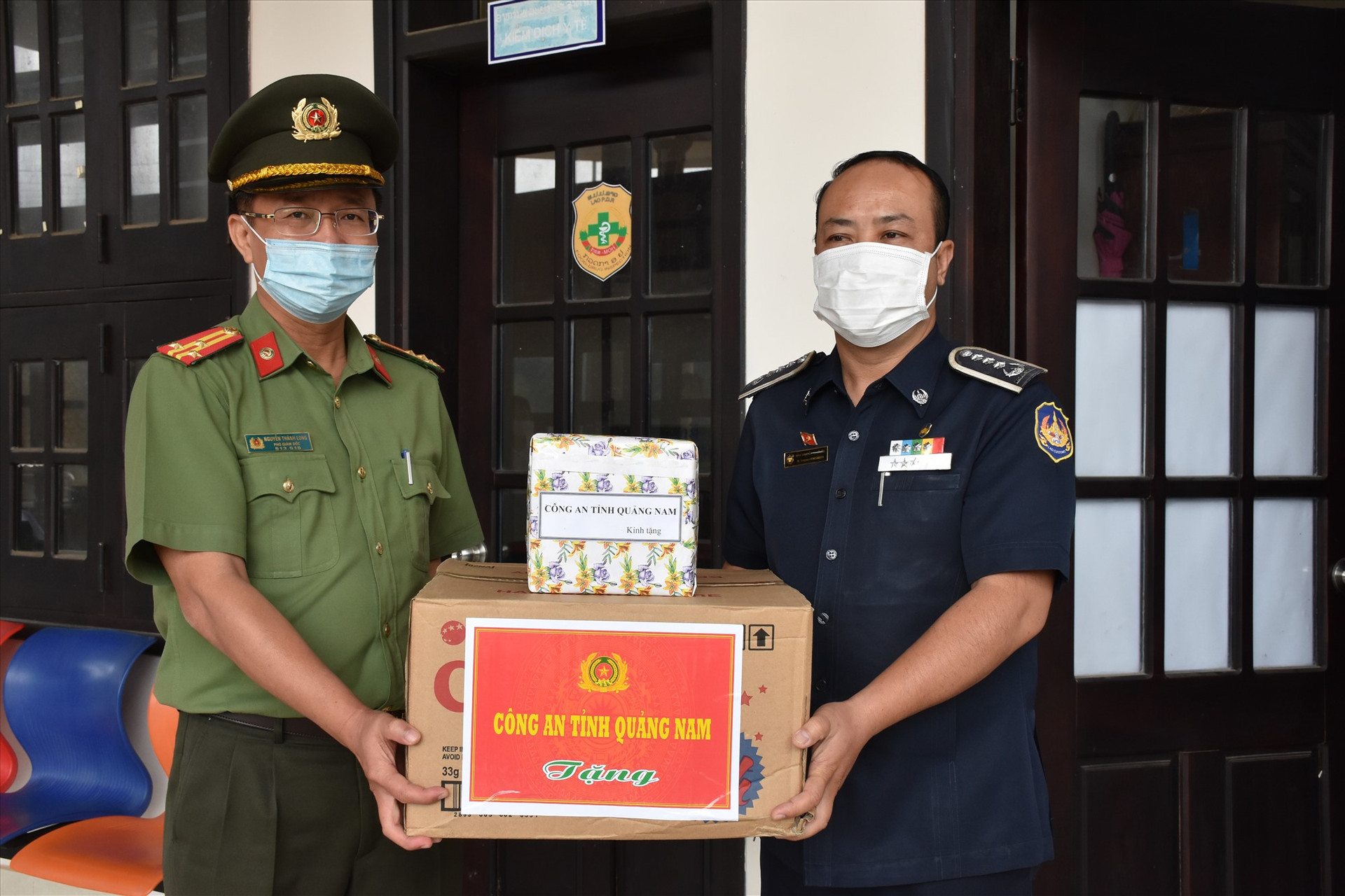 Thượng tá Nguyễn Thành Long -Phó giám đốc Công an tỉnh tặng quà cho lực lượng Hải Quan tại cửa khẩu Đắk Tà Oọc