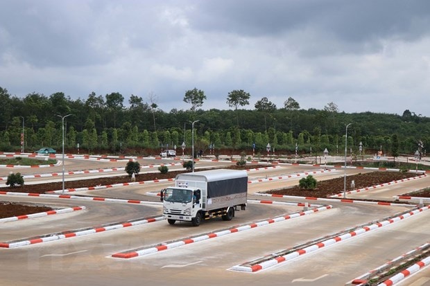 Thí sinh sát hạch hạng C thi phần sa hình. (Ảnh: Ngọc Minh-TTXVN)