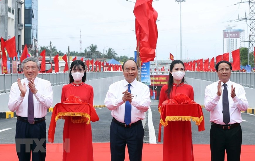Thủ tướng Nguyễn Xuân Phúc và các đại biểu thực hiện nghi thức khánh thành. (Ảnh: Thống Nhất/TTXVN)