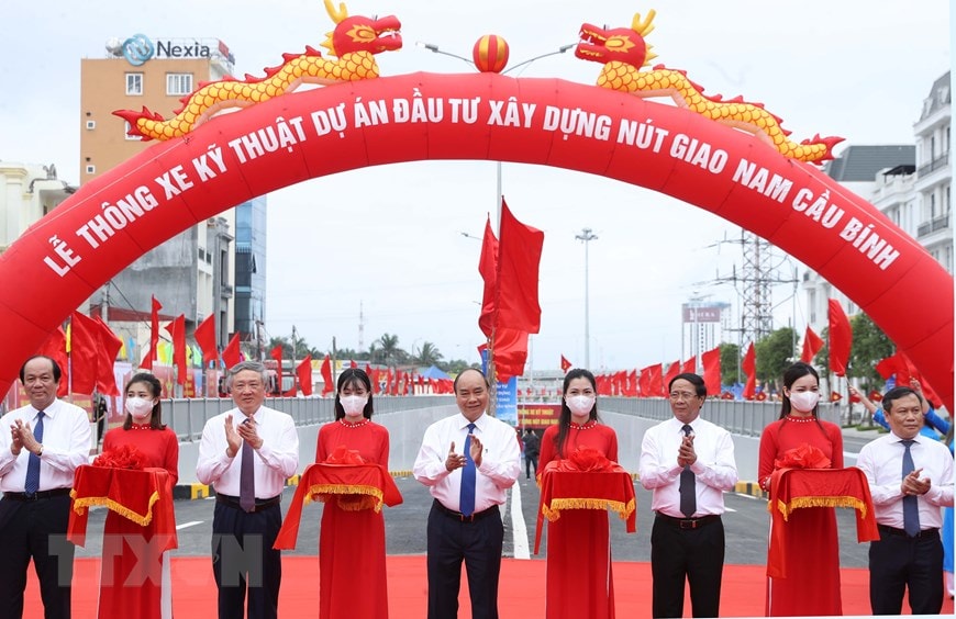 Thủ tướng Nguyễn Xuân Phúc và các đại biểu thực hiện nghi thức khánh thành. (Ảnh: Thống Nhất/TTXVN)