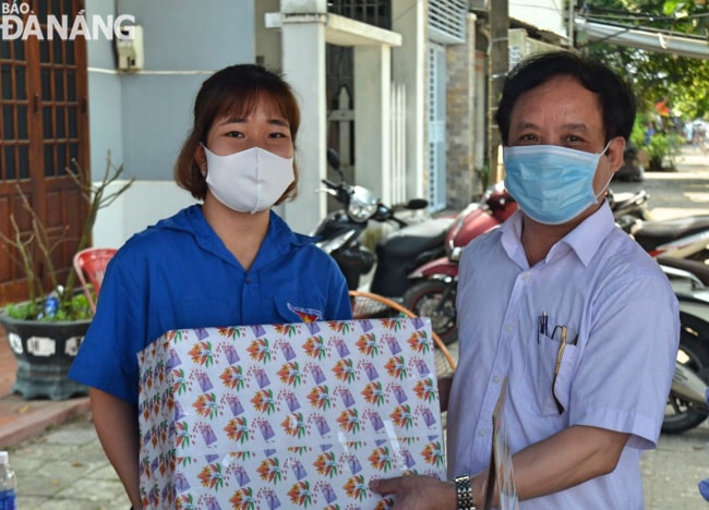 Giám đốc ĐHĐN trao quà cho SV tình nguyện tại chốt kiểm dịch.