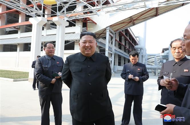  Nhà lãnh đạo Triều Tiên Kim Jong-un (giữa) thăm nhà máy sản xuất phân lân vừa khánh thành ở Sunchon, phía Bắc thủ đô Bình Nhưỡng ngày 1/5/2020. Ảnh: YONHAP/TTXVN