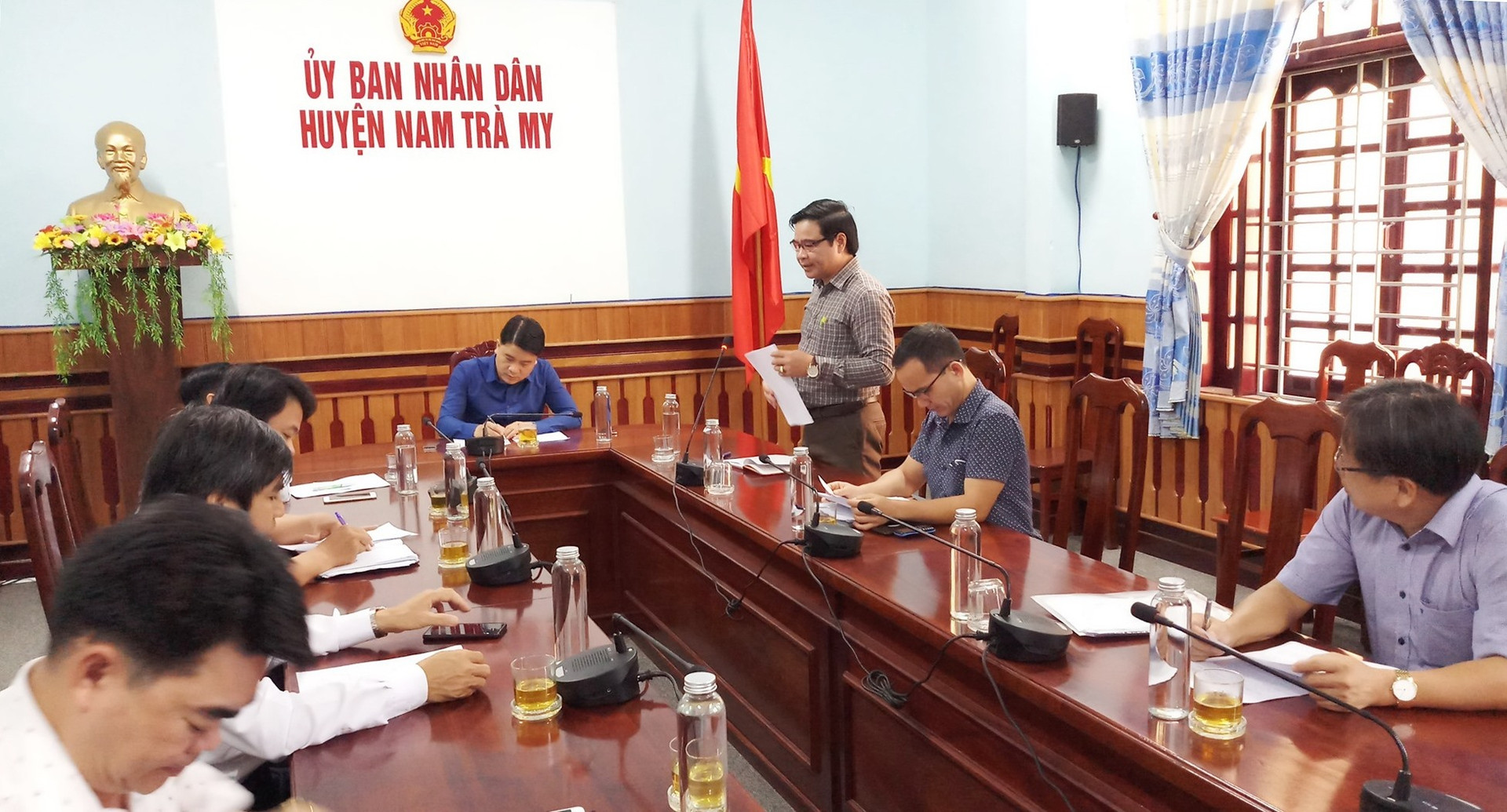Phó Chủ tịch UBND tỉnh Trần Văn Tân làm việc với lãnh đạo huyện Nam Trà My về công tác phòng chống dịch Covid-19. Ảnh: A.N