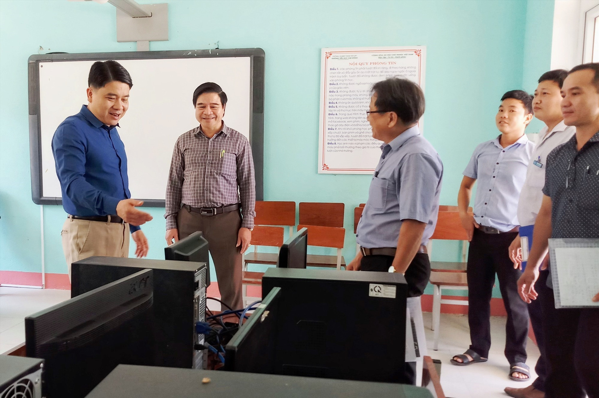 Phó Chủ tịch UBND tỉnh Trần Văn Tân kiểm tra cơ sở vật chất, chuẩn bị điều kiện đón học sinh đi học trở lại tại một điểm trường ở xã Trà Mai. Ảnh: A.N