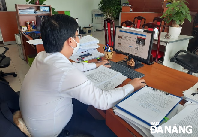 Cán bộ Sở Kế hoạch và Đầu tư hướng dẫn thông tin đấu thầu qua mạng cho doanh nghiệp. Ảnh: THÀNH LÂN