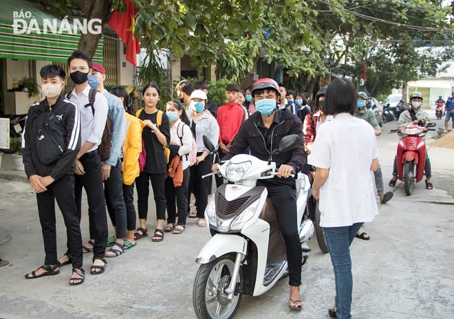 Từ 6 giờ 30 sáng, tại cổng Trường Cao đẳng Lương thực – Thực phẩm, nhiều sinh viên háo hức đã xuất hiện từ sớm để chuẩn bị cho tiết học đầu tiên sau kỳ nghỉ dài.