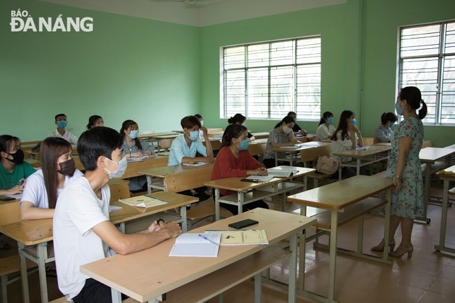 Mỗi sinh viên được yêu cầu ngồi cách nhau để đảm bảo việc giữ khoảng cách an toàn. Ảnh: VĂN HOÀNG