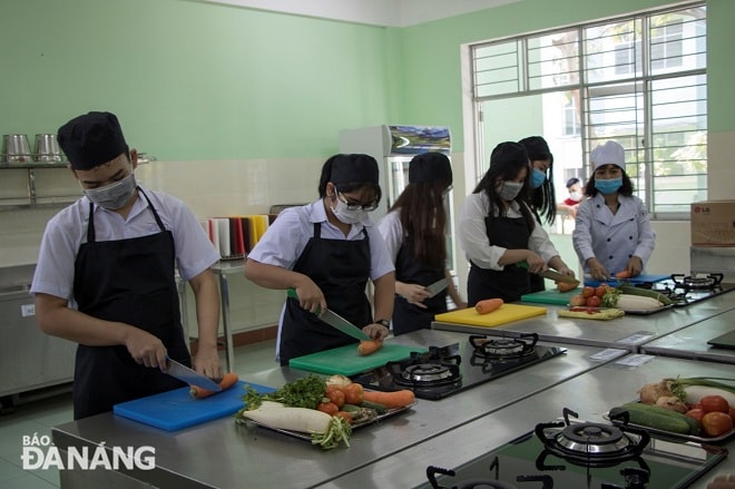Đối với các lớp thực hành, giảng viên luôn yêu cầu sinh viên sử dụng dung dịch sát khuẩn và mang khẩu trang. Ảnh: VĂN HOÀNG