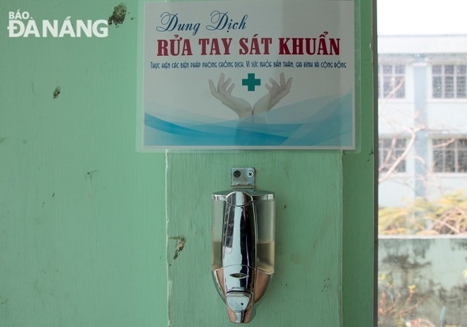 Dung dịch sát khuẩn được Trường Cao đẳng Lương thực – Thực phẩm trang bị tại nhiều dãy hành lang. Ảnh: VĂN HOÀNG