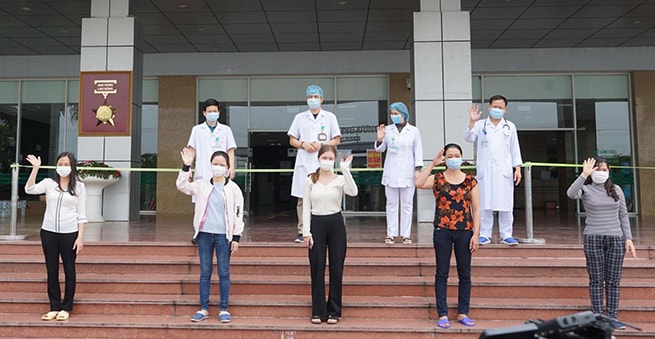 Bệnh nhân được công bố khỏi bệnh ngày 25-4 tại Bệnh viện Bệnh nhiệt đới Trung ương. Ảnh: BV