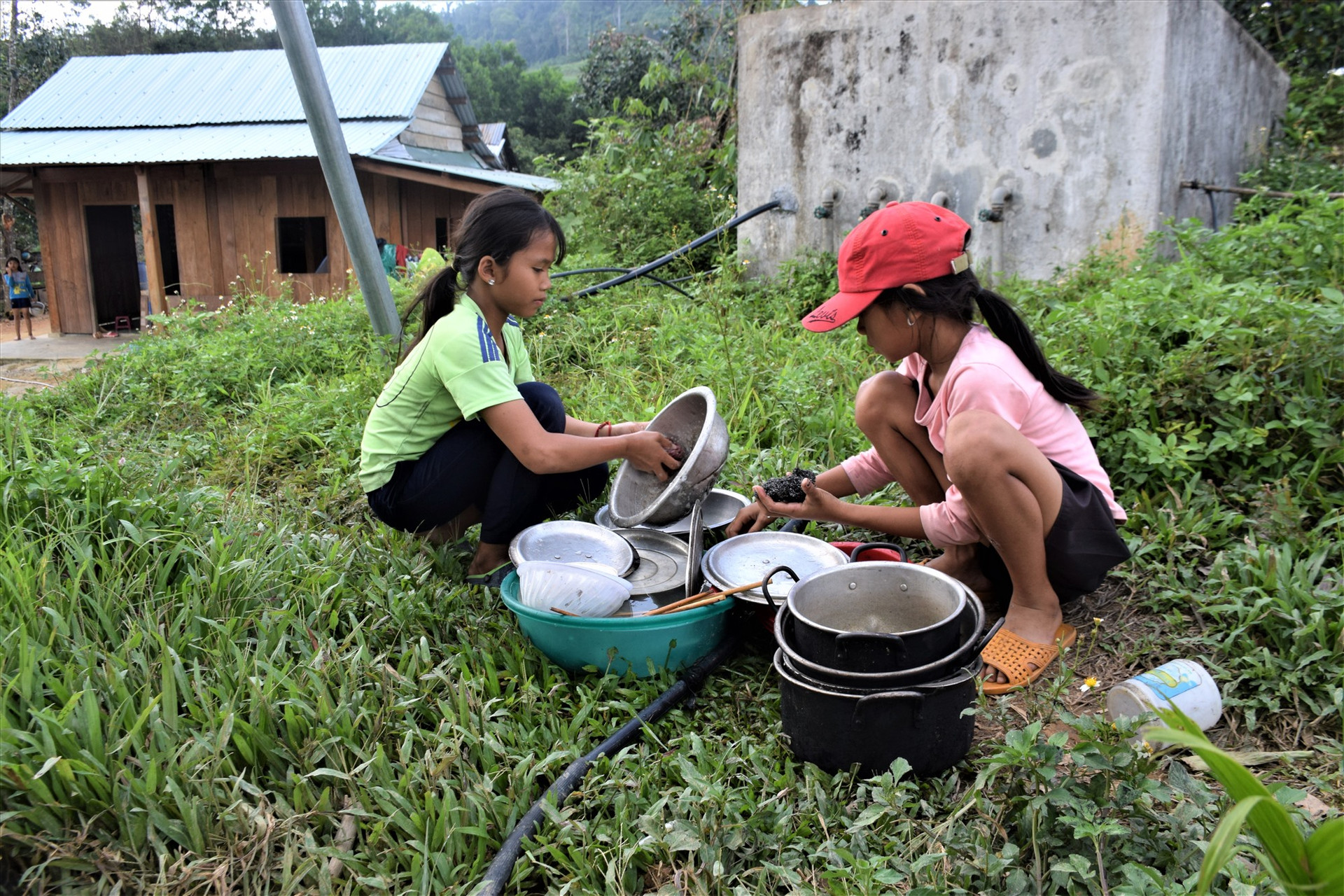 Thiếu nước sinh hoạt, hàng chục hộ dân ở thôn Lao Đu dùng chung một ống nước. Ảnh: THANH THẮNG