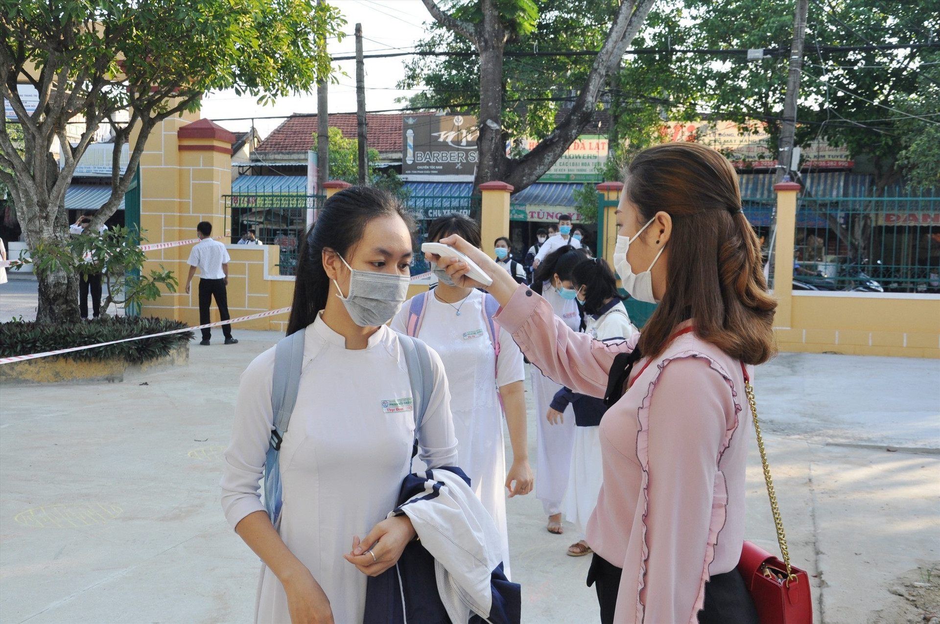 Đo thân nhiệt tại Trường THPT Phan Bội Châu (Tam Kỳ). Ảnh: X.P