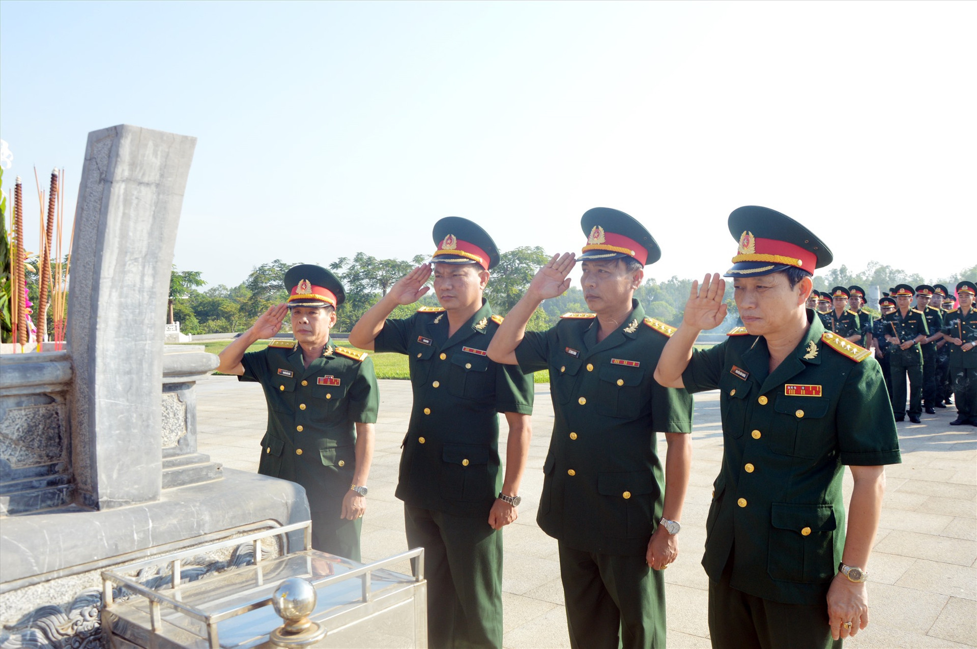 Bộ CHQS tỉnh viếng hương Nghĩa trang liệt sĩ tỉnh và Tượng đại Mẹ VNAH.