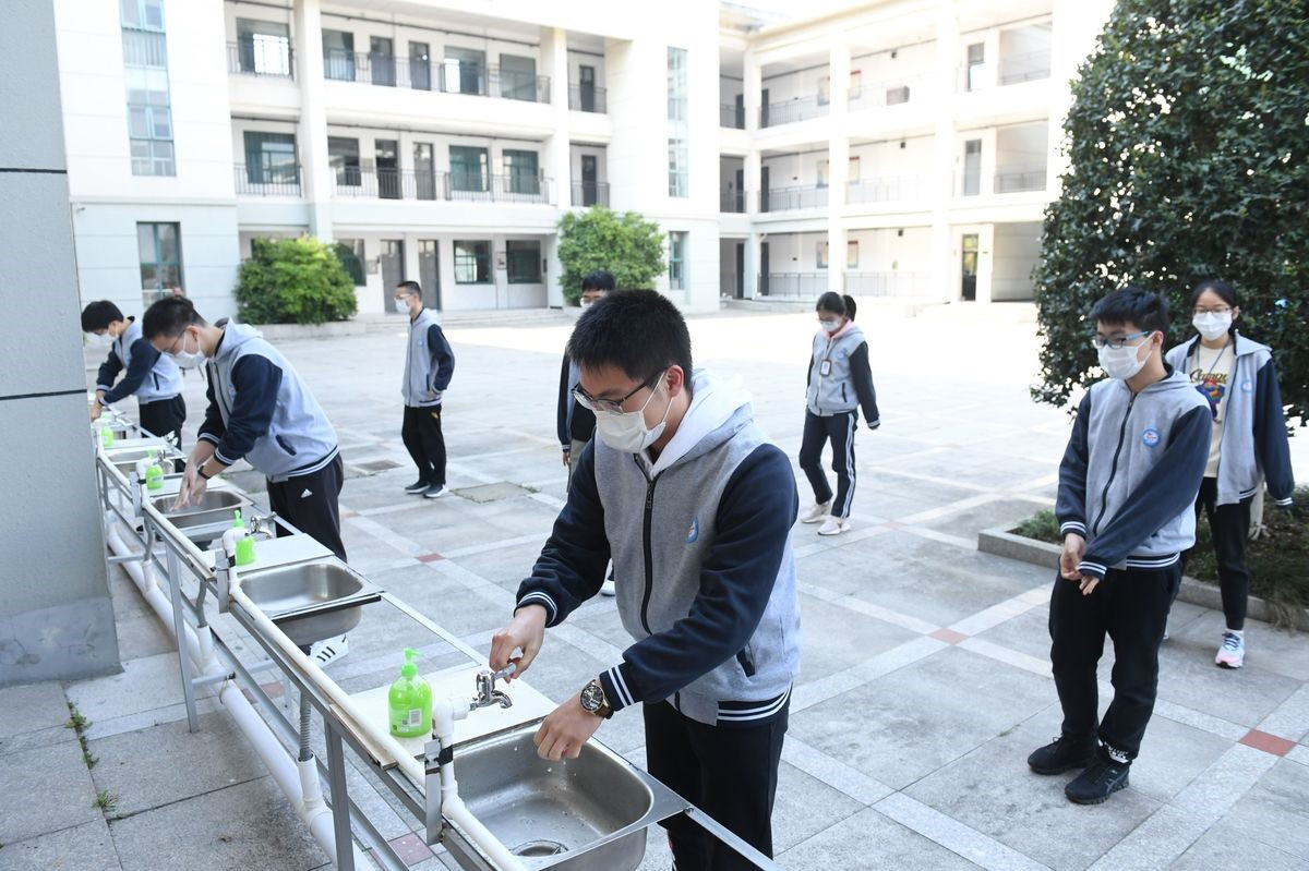 Học sinh rửa tay trước khi vào lớp để phòng ngừa lây nhiễm Covid-19. Ảnh:bloomberg