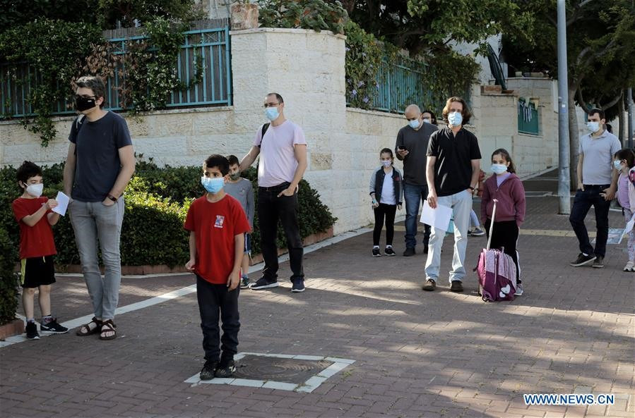 Phụ huynh tại Israel đưa con trẻ đến trường. Ảnh: news.cn