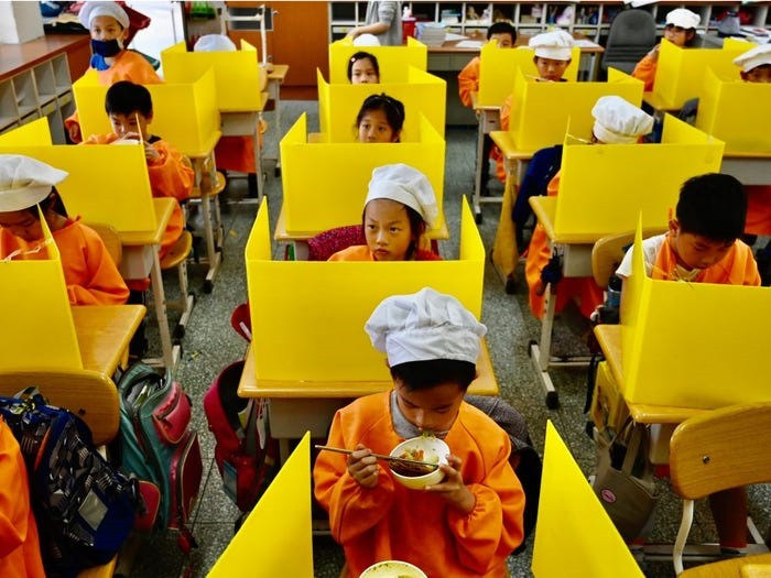 Học sinh tiểu học Đài Loan trong giờ ăn trưa thời dịch bệnh. Ảnh: Gettyimages