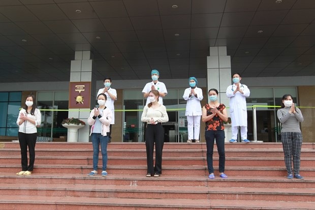 Các bệnh nhân được Bệnh viện Bệnh Nhiệt đới Trung ương công bố khỏi bệnh ngày 25/4/2020. (Ảnh: Minh Quyết/TTXVN)