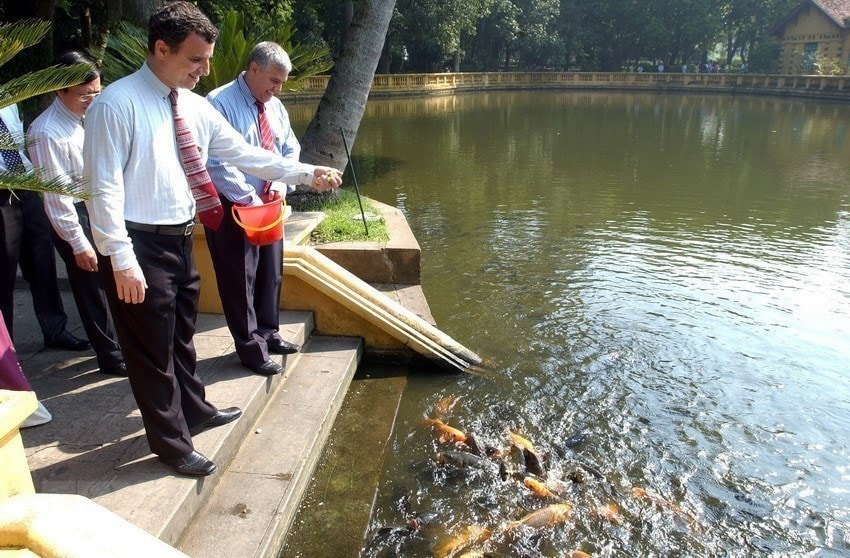  Trưởng Ban Đối ngoại Trung ương Đảng Lao động Brazil Valter Pomar thăm ao cá Bác Hồ trong Phủ Chủ tịch, ngày 18/9/2007, trong chuyến thăm, làm việc tại Việt Nam nhằm tăng cường hợp tác, trao đổi kinh nghiệm giữa Đảng Lao động Brazil và Đảng Cộng sản Việt Nam. (Ảnh: Nguyễn Dân/TTXVN)