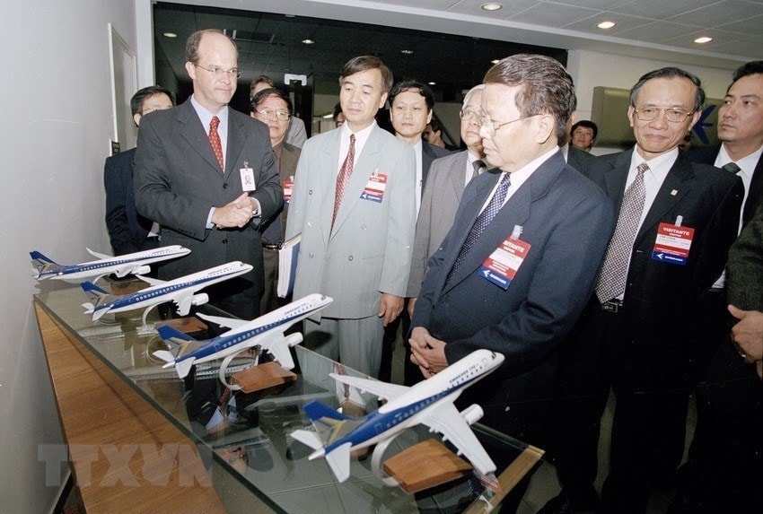  Chủ tịch nước Trần Đức Lương thăm trụ sở Công ty sản xuất máy bay dân dụng Embraer của Brazil tại bang Sao Paulo, trong chuyến thăm chính thức đến quốc gia Nam Mỹ này từ ngày 16-17/11/2004. (Ảnh: Nguyễn Khang/TTXVN)