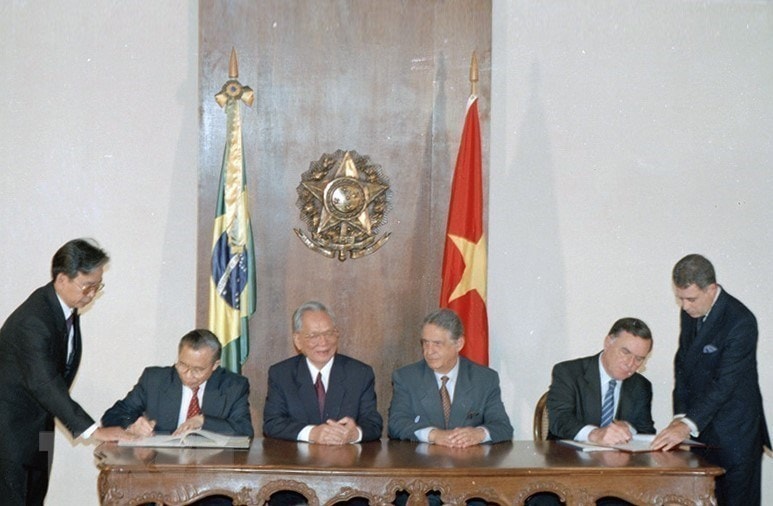  Nhân chuyến thăm chính thức Brazil, tháng 10/1995, Chủ tịch nước Lê Đức Anh và Tổng thống Brazil Fernando Henrique Cardoso chứng kiến Lễ ký kết Bản thỏa thuận hợp tác kinh tế, văn hóa giữa hai nước. Trong ảnh: Bộ trưởng Ngoại giao Nguyễn Mạnh Cầm và Bộ trưởng Ngoại giao Brazil Luiz Felipe Lampreia ký kết Bản thỏa thuận hợp tác kinh tế, văn hóa giữa Brazil và Việt Nam. (Ảnh: Cao Phong/TTXVN)