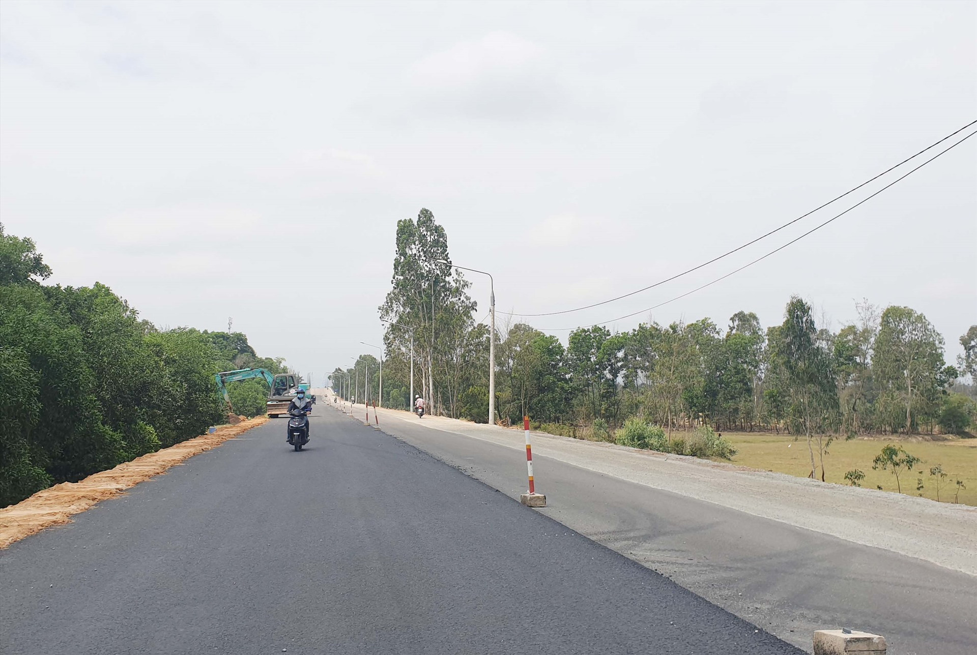 Quốc lộ 40B đoạn qua xã Tam Phú đang tiếp tục thảm nhựa phần đường còn lại.