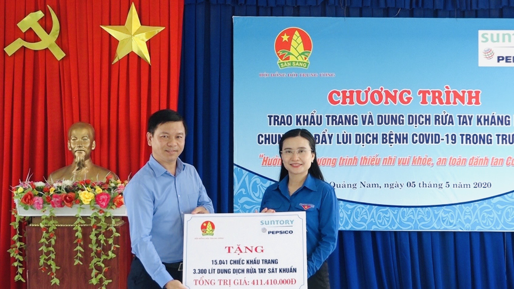 Đại diện công ty TNHH giải khát Suntory Pepsico Việt Nam tặng biểu trưng cho Hội đồng Đội Trung Ương