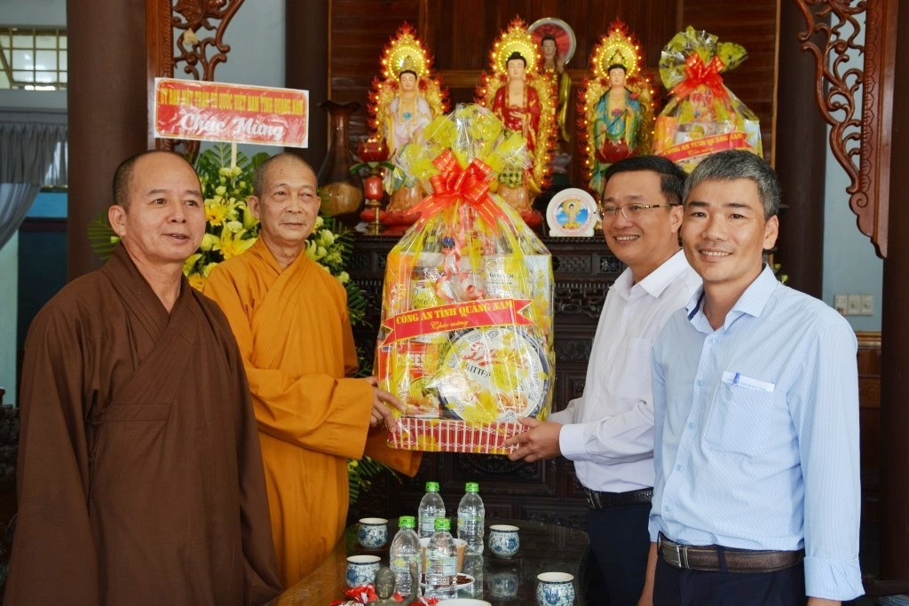 Lãnh đạo Công an tỉnh Quảng Nam cùng đoàn công tác thăm, chúc mừng Ban trị sự Giáo hội Phật giáo Việt Nam tỉnh nhân đại lễ Phật đản 2020. Ảnh: M.T