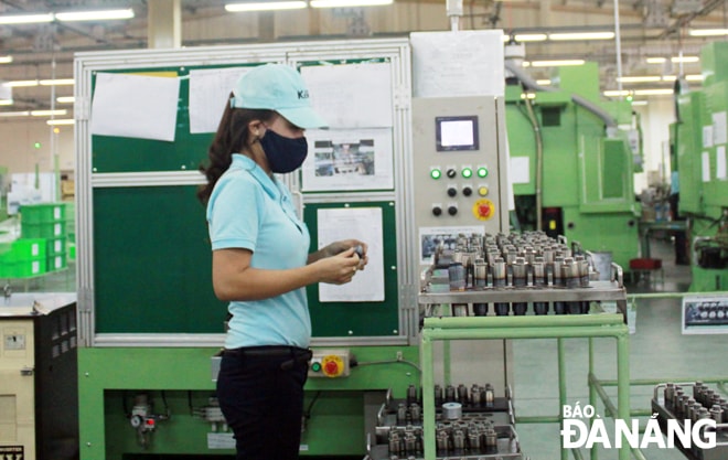 Nhiều doanh nghiệp từng bước phục hồi sản xuất sau thời gian nới lỏng giãn cách xã hội. TRONG ẢNH: Công nhân Công ty TNHH Tokyo Keiki Precision Technology (Khu Công nghệ cao) tiếp tục duy trì các biện pháp an toàn chống dịch trong sản xuất.Ảnh: khang ninh