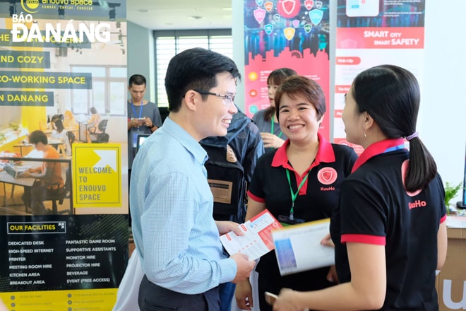 Nhiều Startup tại Đà Nẵng đã có cách làm sáng tạo để góp phần phòng chống Covid-19. TRONG ẢNH: Đội ngũ xây dựng ứng dụng KUUHO giới thiệu về sản phẩm vào tháng 10-2019. Ảnh: phong lan