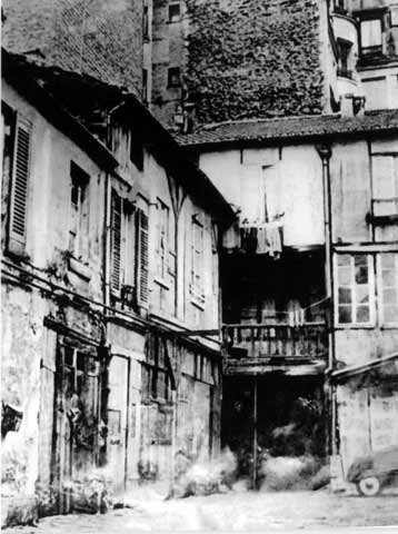 Tháng 7-1920, đồng chí Nguyễn Ái Quốc (tên của Bác Hồ thời gian hoạt động ở Pháp) đã đọc bản “Sơ thảo lần thứ nhất những Luận cương về vấn đề dân tộc và vấn đề thuộc địa” của V.I.Lenin đăng trên báo L’Humanité (Nhân đạo) của Đảng Xã hội Pháp. Qua Luận cương, Người đã tìm thấy con đường giải phóng dân tộc đúng đắn. Trong ảnh: Ngôi nhà số 9, ngõ Công Poanh (Compoint), nơi ở của Nguyễn Ái Quốc tại Paris trong thời gian hoạt động ở Pháp. (Ảnh: Tư liệu-TTXVN phát)