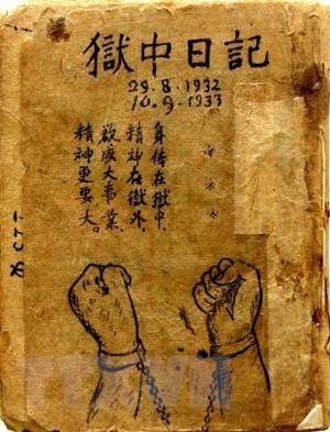Năm 1942, trên đường từ Pắc Bó đến Trùng Khánh để liên lạc với tổ chức chống phát xít Nhật quốc tế, Hồ Chí Minh bị nhà cầm quyền Quốc dân Đảng Trung Hoa bắt trái phép ở Quảng Tây. Trong ảnh: Chủ tịch Hồ Chí Minh viết “Nhật ký trong tù” từ ngày 29-8-1942 đến ngày 10-9-1943 trong thời gian Người bị chính quyền Tưởng Giới Thạch bắt và giam giữ trong các nhà ngục của chúng. (Ảnh: Tư liệu-TTXVN phát)