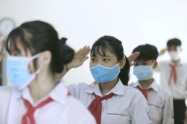 Nghi thức chào cờ thực hiện tại lớp của học sinh trường Trung học cơ sở Sông Đà (tỉnh Hòa Bình). (Ảnh: Trọng Đạt-TTXVN)