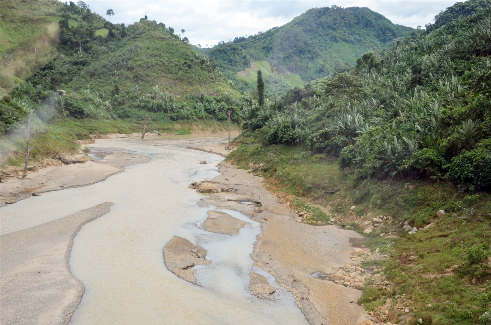 Cạn kiệt nguồn nước các dòng sông trên lưu vực sông Vu Gia - Thu Bồn. Ảnh: H.P