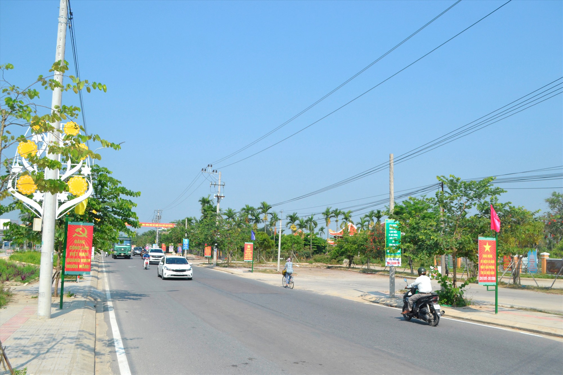 Tuyến đường ĐT609 được nâng cấp, mở rộng kết nối thông suốt khu vực trung tâm thị xã với một số xã vùng tây Điện Bàn. Ảnh: C.T