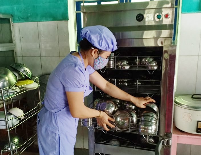 Giáo viên Trường Mẫu giáo Trúc Đào (Núi Thành) vệ sinh chén bát tại bếp ăn nhà trường. Ảnh: A.MINH