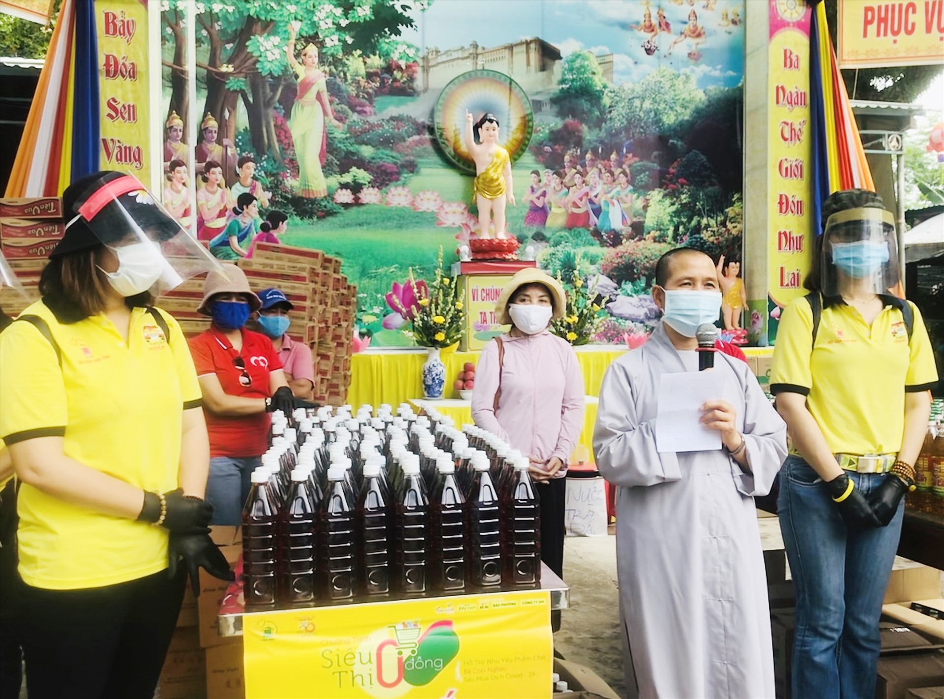 “Siêu thị 0 đồng” tổ chức tại chùa Phú Quang (Tam Phú, Tam Kỳ). Ảnh: C.N