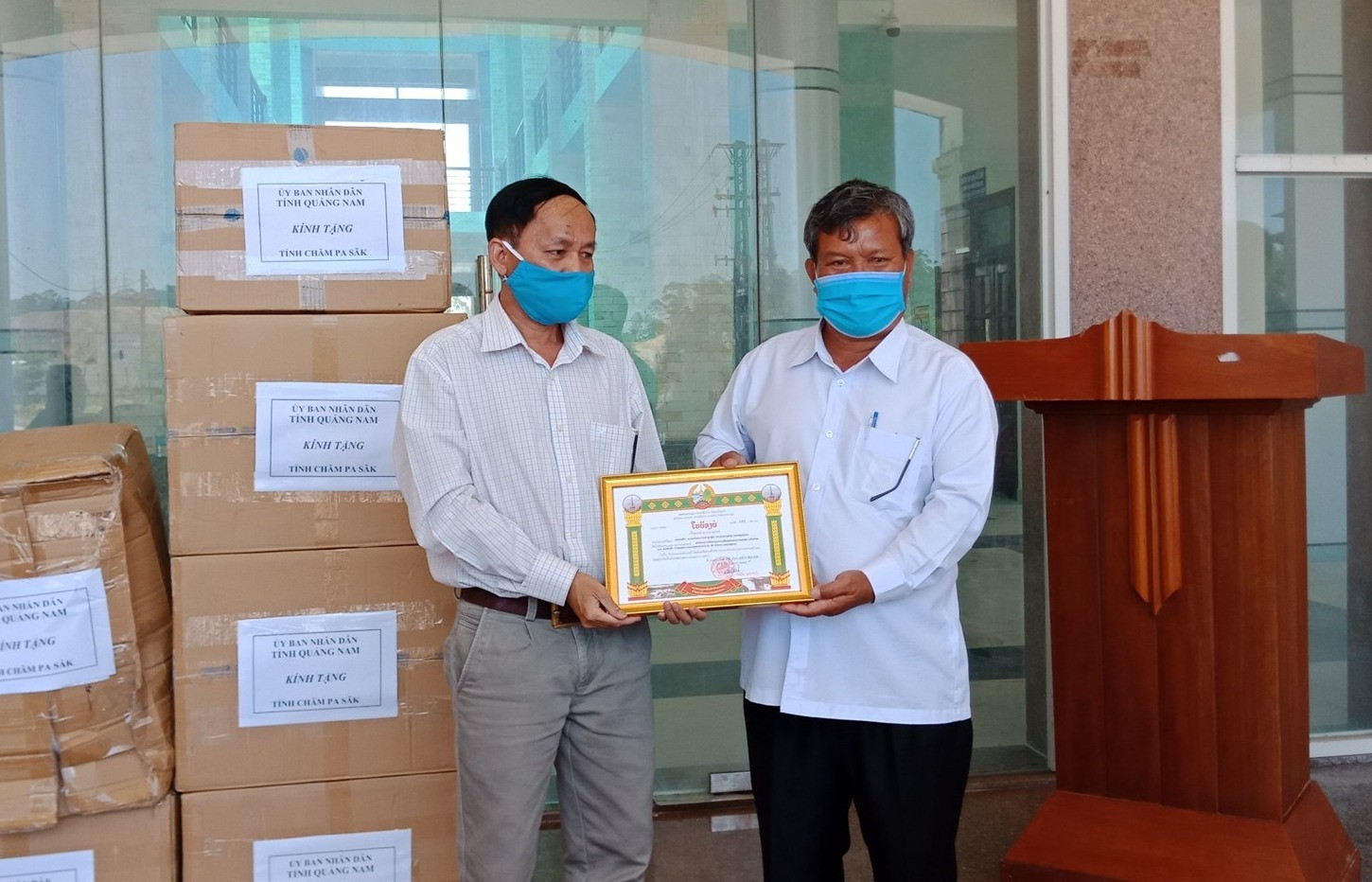 Phía Lào trao tặng Bằng khen cho UBND tỉnh Quảng Nam về những hỗ trợ, đóng góp phòng chống dịch bệnh Covid-19 của nước Lào. Ảnh: T.H