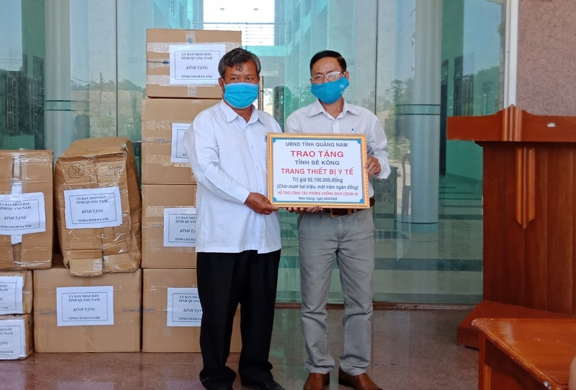 Quảng Nam trao tặng thiết bị, vật tư y tế cho nước bạn Lào. Ảnh: T.H