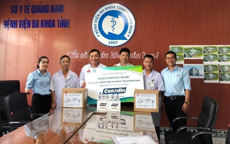 Bệnh viện Đa khoa Quảng Nam tiếp nhận 800 chai gel khô sát khuẩn từ sự tài trợ của Công ty Dược phẩm CPC1 Hà Nội. Ảnh: L.T.