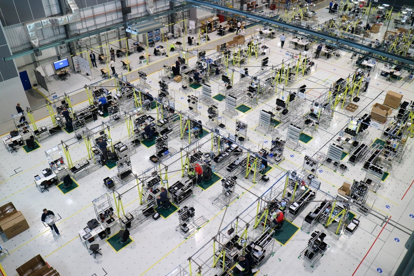 Bên trong xưởng sản xuất máy thở của Airbus tại Anh. Ảnh: Bloomberg