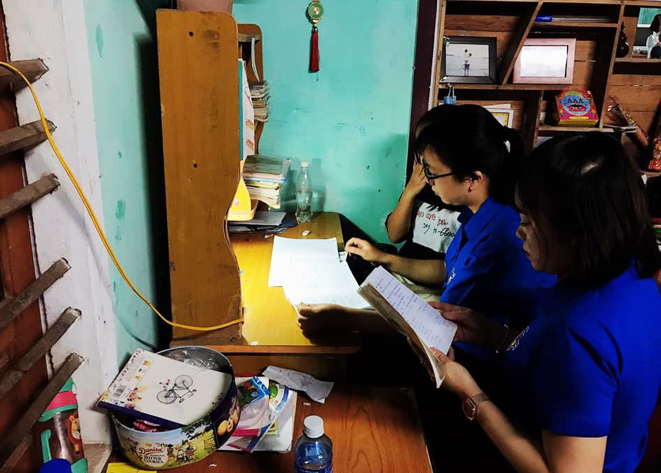 ĐVTN xã Tam Giang đến từng nhà hỗ trợ các em học sinh khó khăn trong thời gian mới đi học trở lại. Ảnh: THÁI CƯỜNG